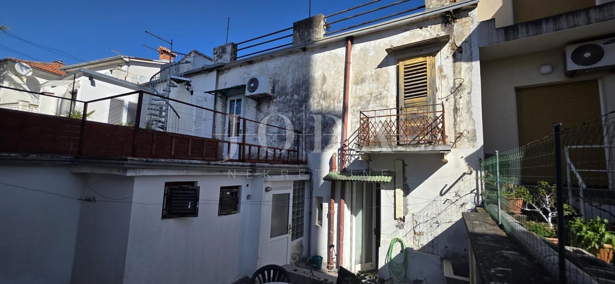 Casa nel centro di Crikvenica, 150 m², a 200 m dal mare – Ottimo investimento