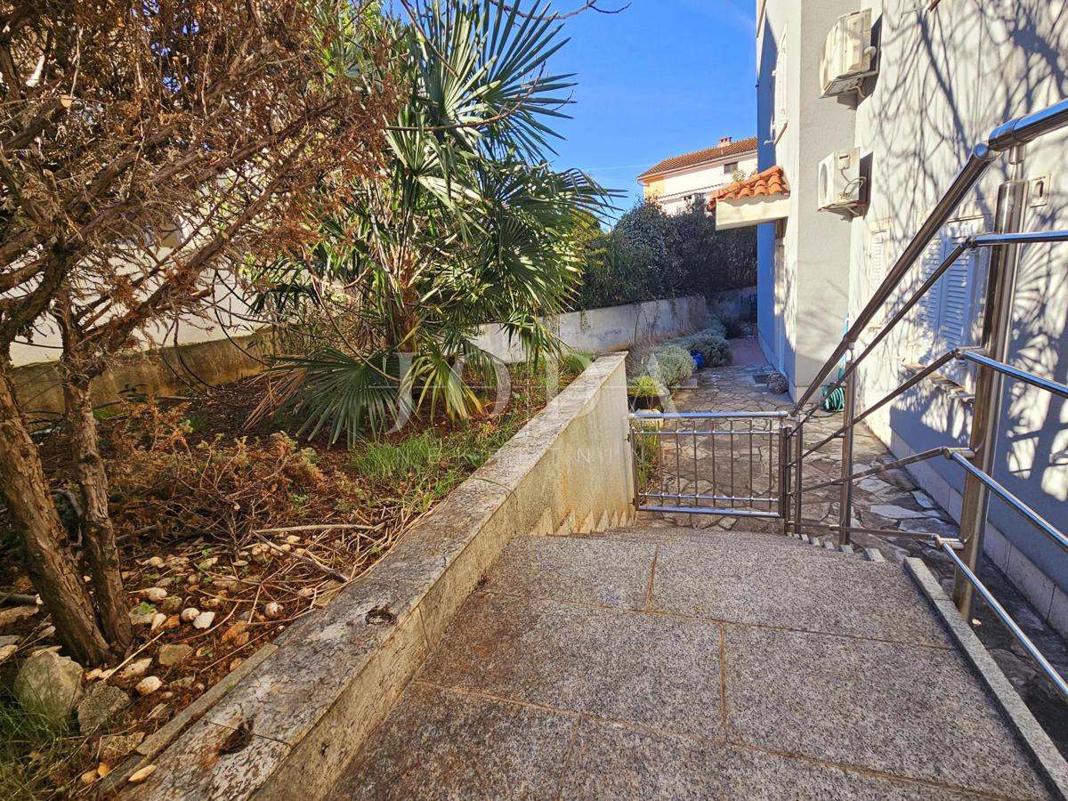 Appartamento con giardino, vicino al centro e al mare - Malinska