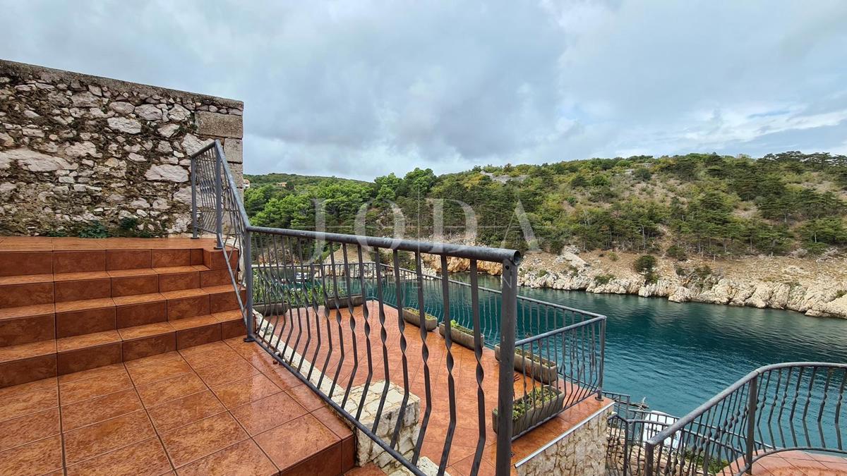 Villa in pietra su scogliera sopra il mare, Vrbnik, isola di Krk