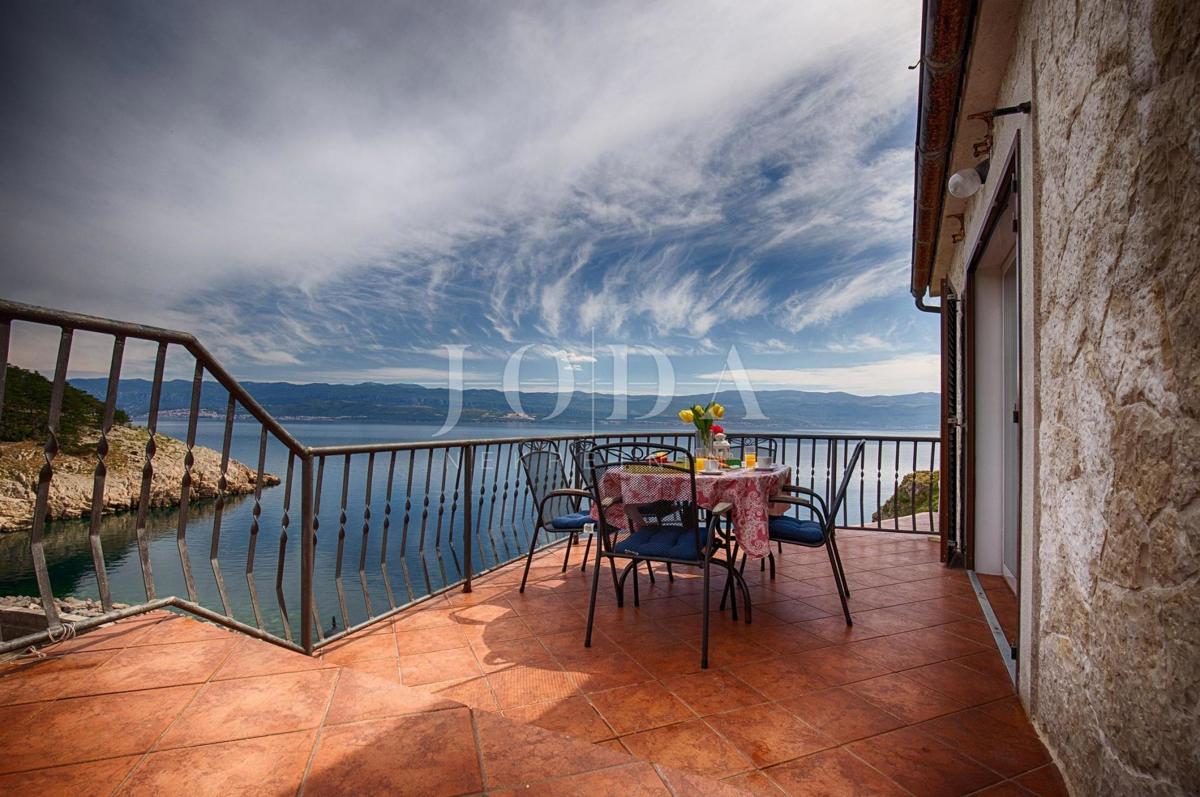 Villa in pietra su scogliera sopra il mare, Vrbnik, isola di Krk