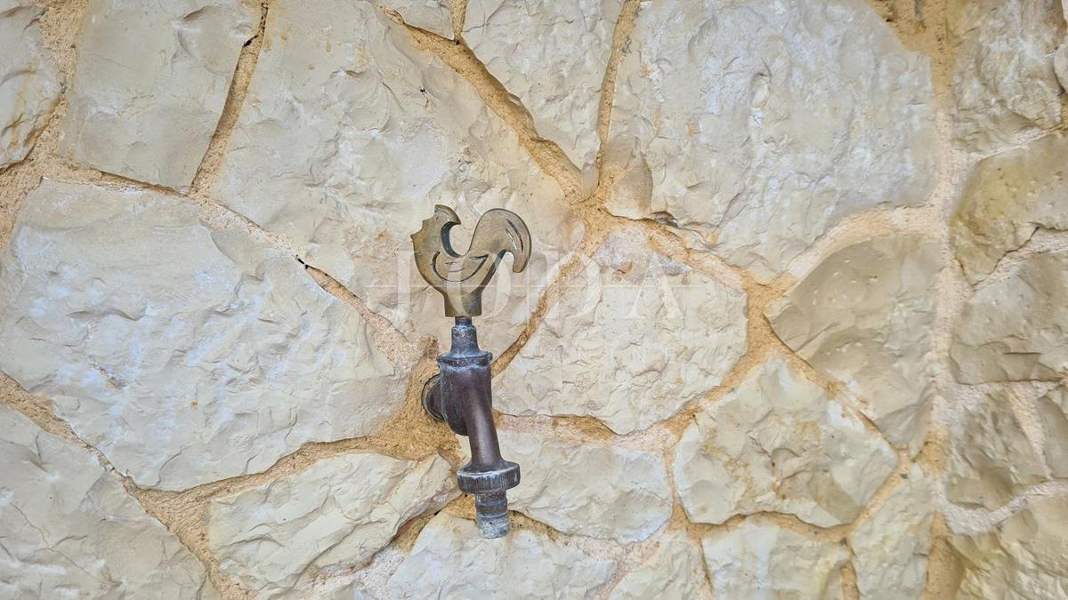 Villa in pietra su scogliera sopra il mare, Vrbnik, isola di Krk