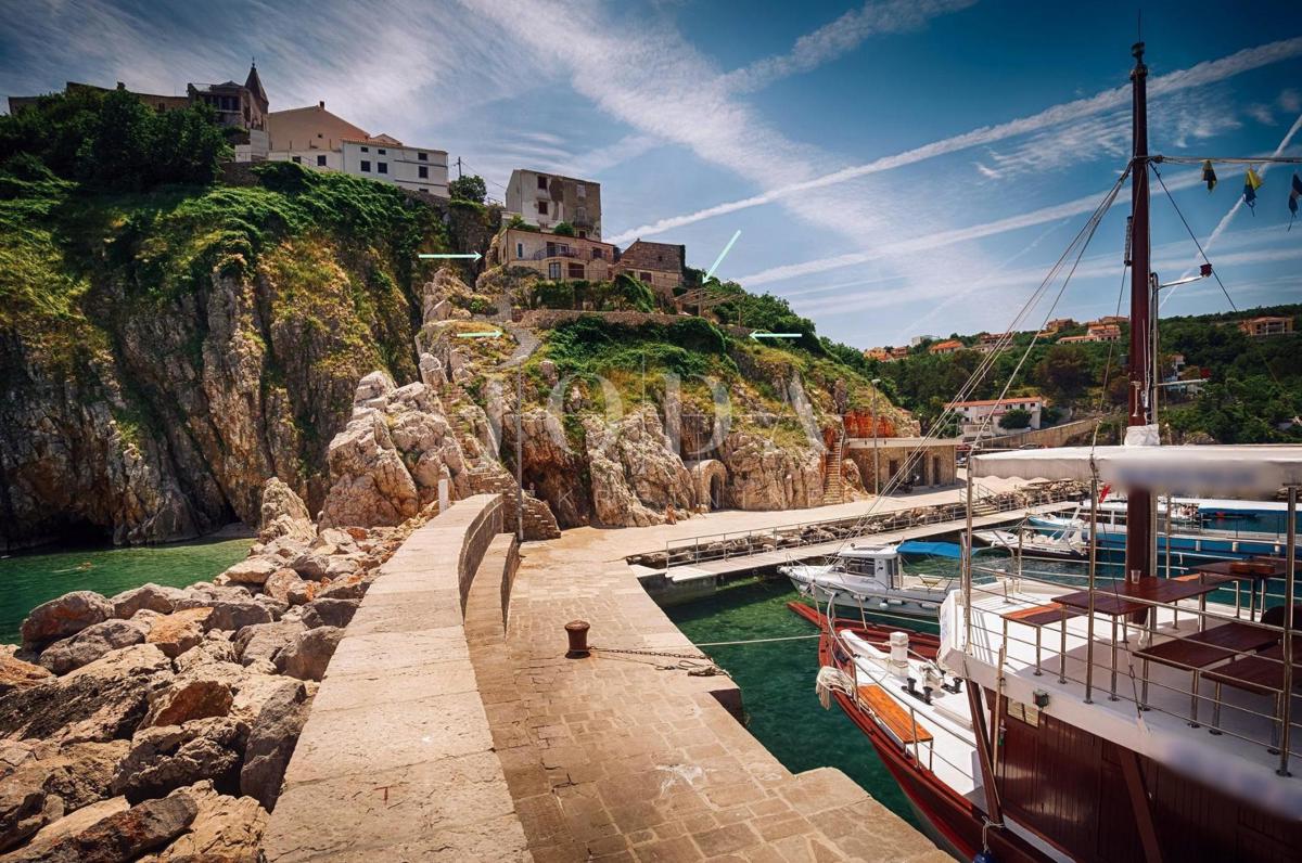 Villa in pietra su scogliera sopra il mare, Vrbnik, isola di Krk