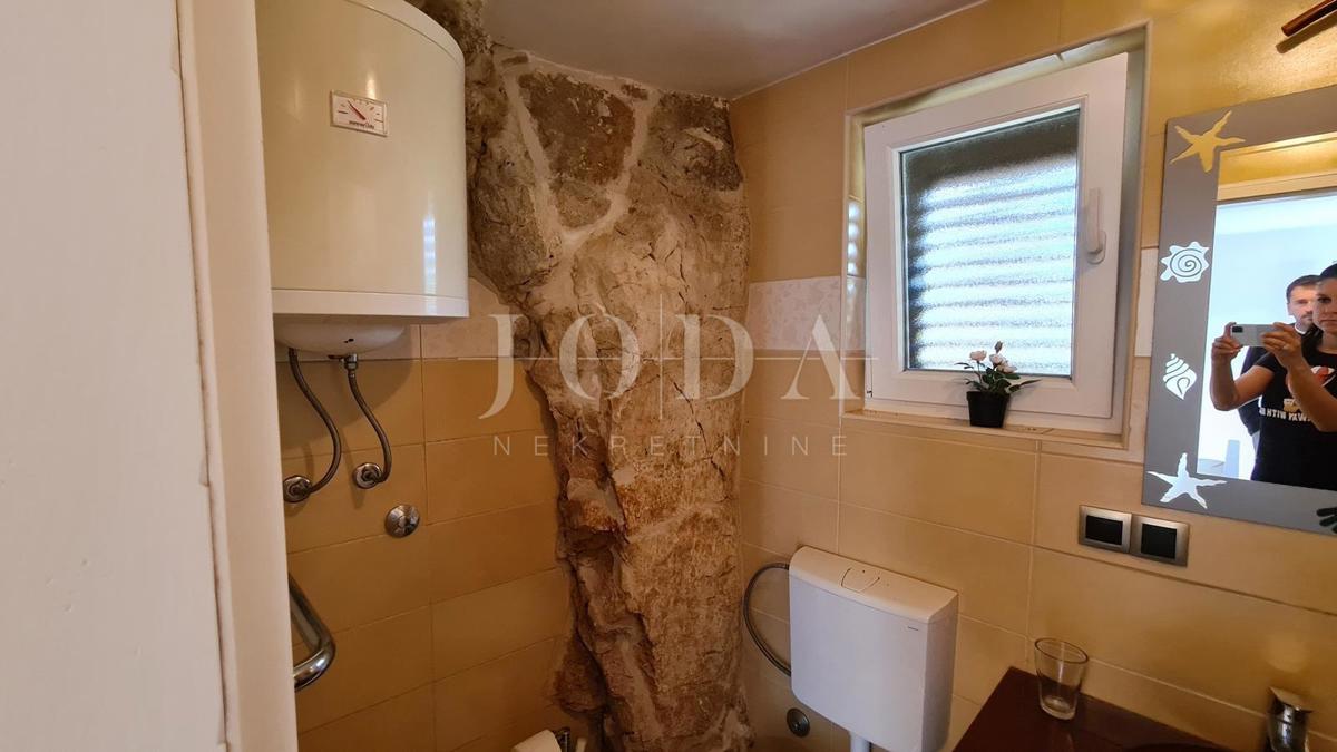 Villa in pietra su scogliera sopra il mare, Vrbnik, isola di Krk