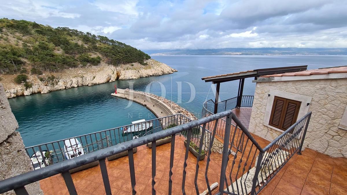 Villa in pietra su scogliera sopra il mare, Vrbnik, isola di Krk