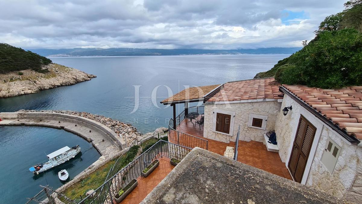 Villa in pietra su scogliera sopra il mare, Vrbnik, isola di Krk