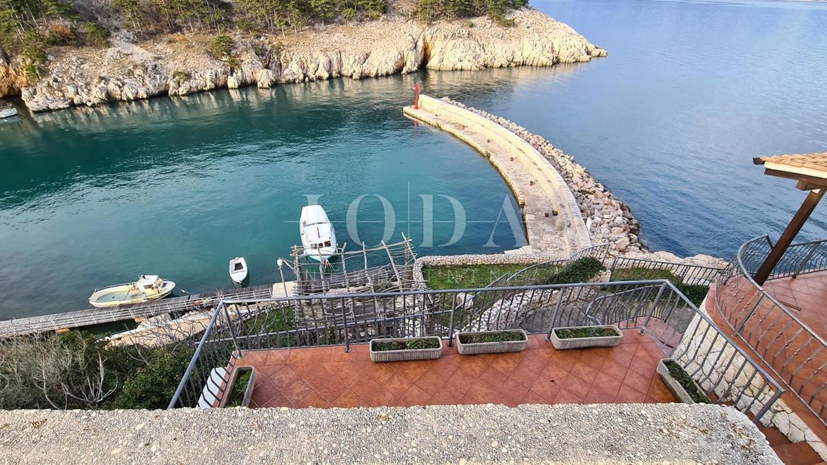 Villa in pietra su scogliera sopra il mare, Vrbnik, isola di Krk