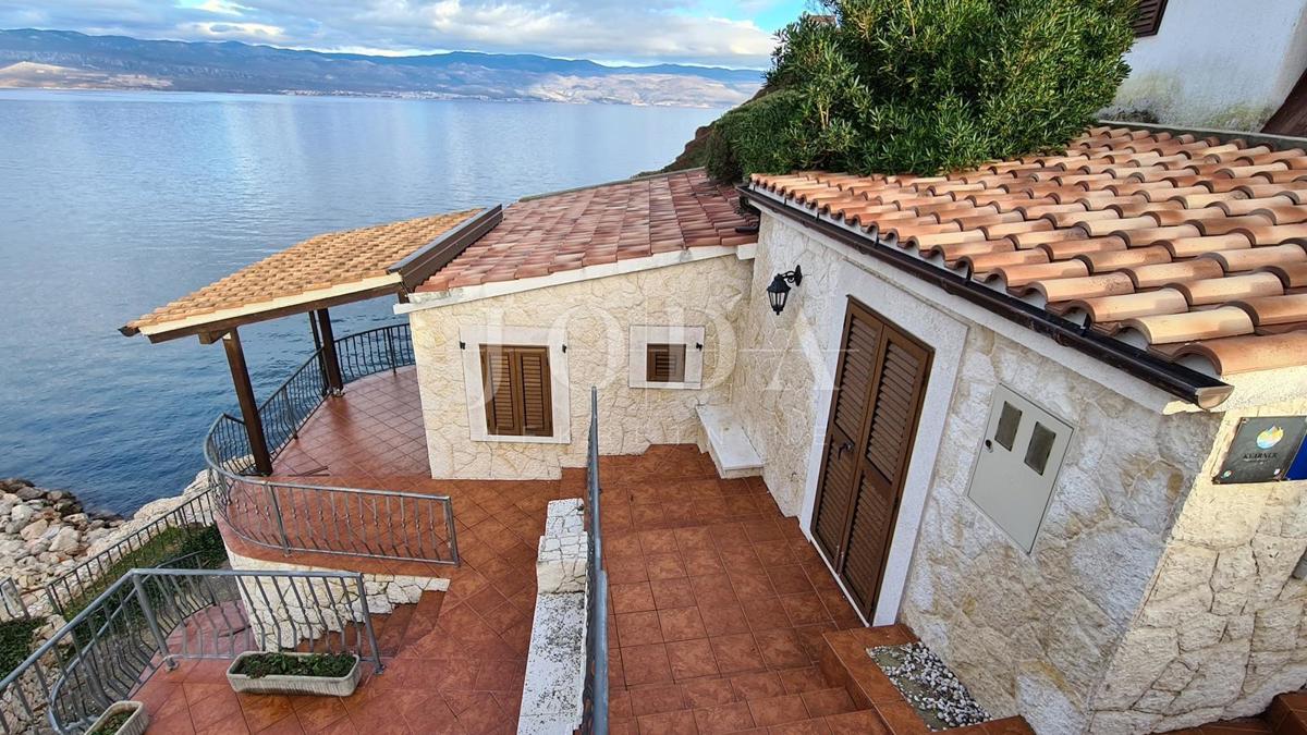 Villa in pietra su scogliera sopra il mare, Vrbnik, isola di Krk
