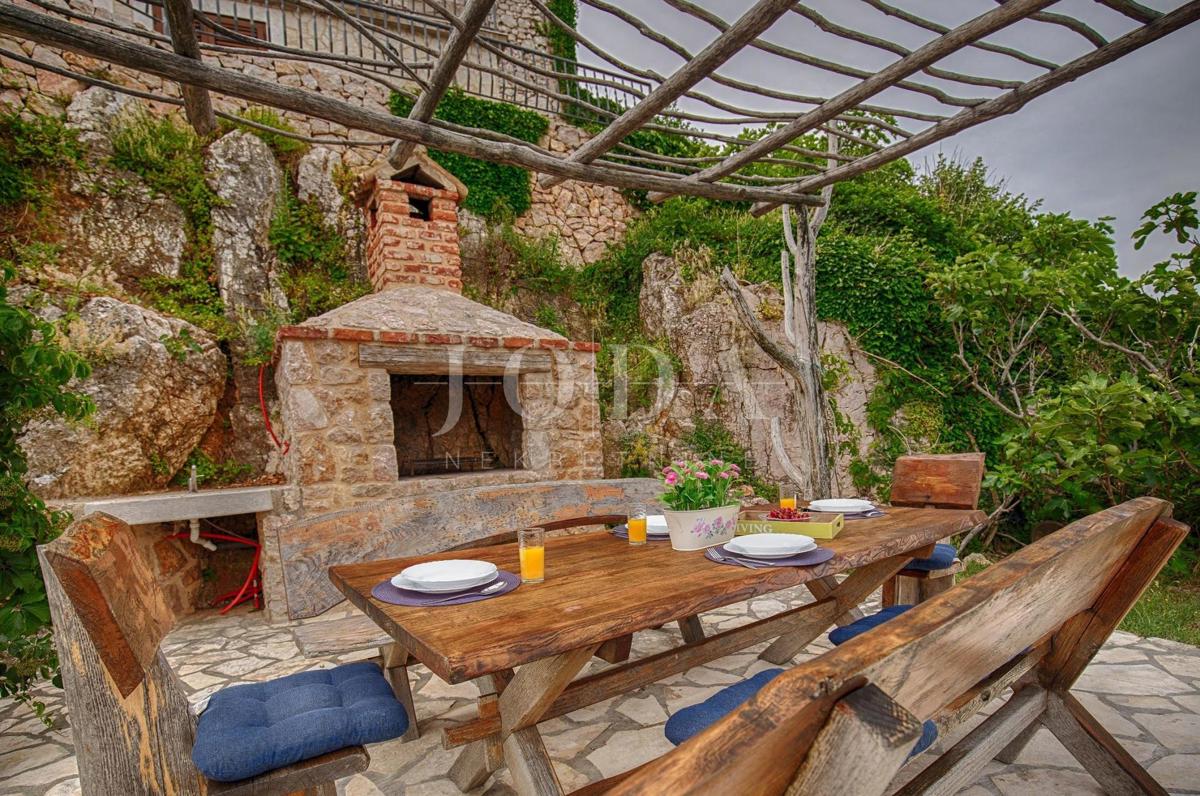 Villa in pietra su scogliera sopra il mare, Vrbnik, isola di Krk