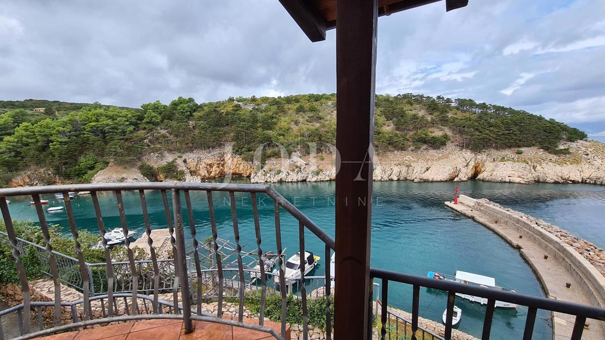 Villa in pietra su scogliera sopra il mare, Vrbnik, isola di Krk
