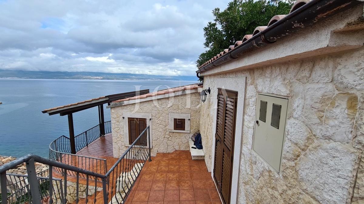Villa in pietra su scogliera sopra il mare, Vrbnik, isola di Krk
