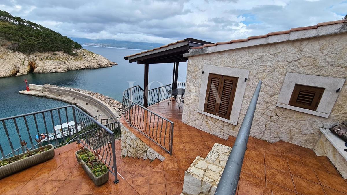 Villa in pietra su scogliera sopra il mare, Vrbnik, isola di Krk