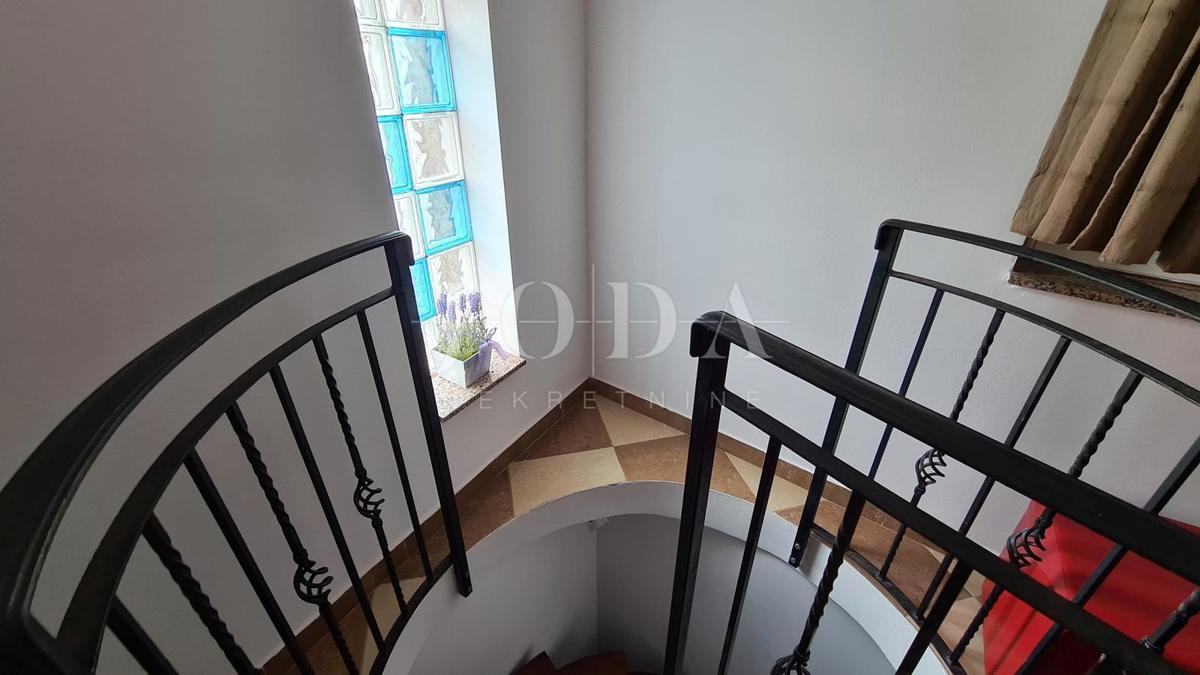 Villa in pietra su scogliera sopra il mare, Vrbnik, isola di Krk