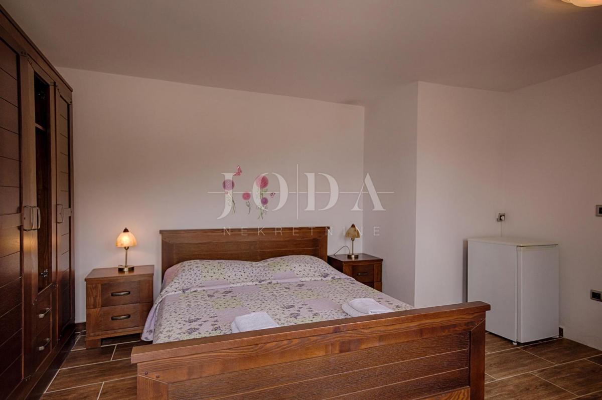 Villa in pietra su scogliera sopra il mare, Vrbnik, isola di Krk