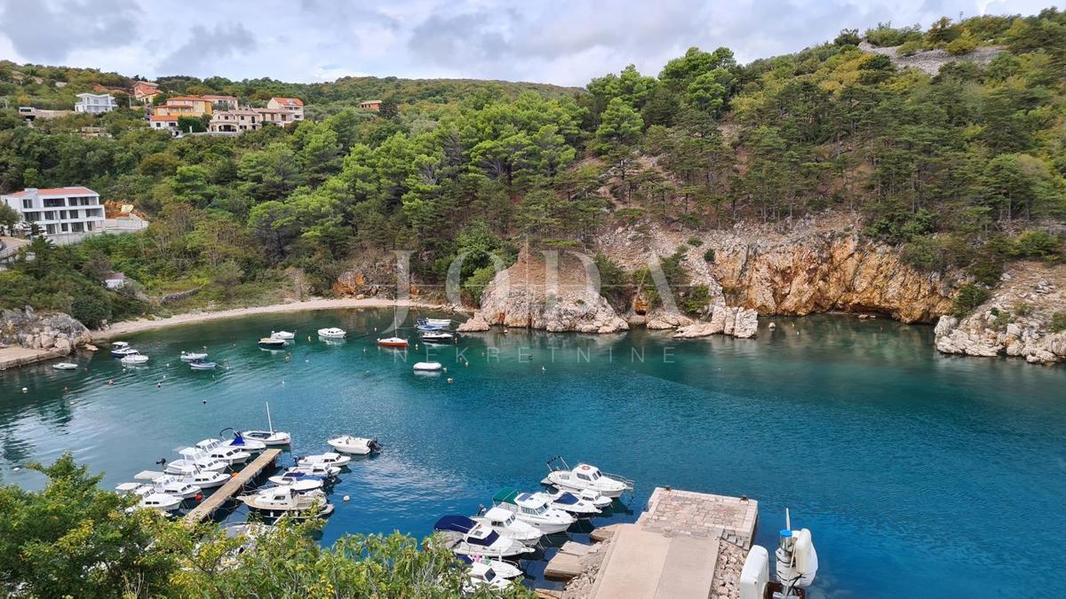 Villa in pietra su scogliera sopra il mare, Vrbnik, isola di Krk