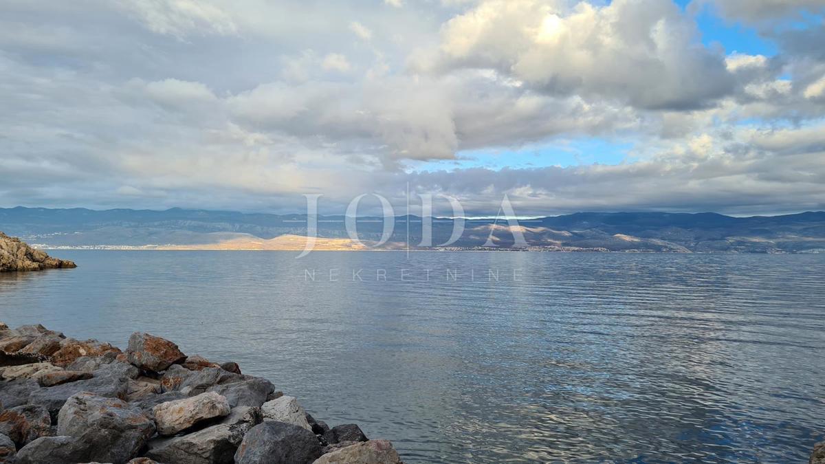 Villa in pietra su scogliera sopra il mare, Vrbnik, isola di Krk