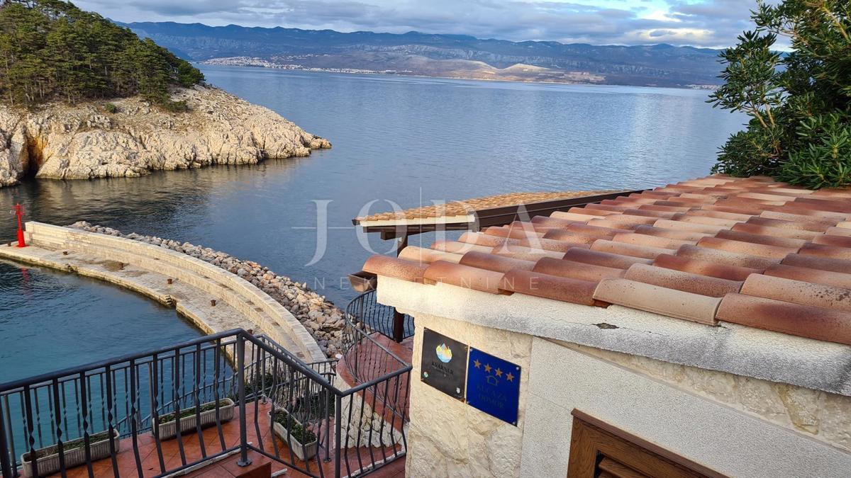 Villa in pietra su scogliera sopra il mare, Vrbnik, isola di Krk