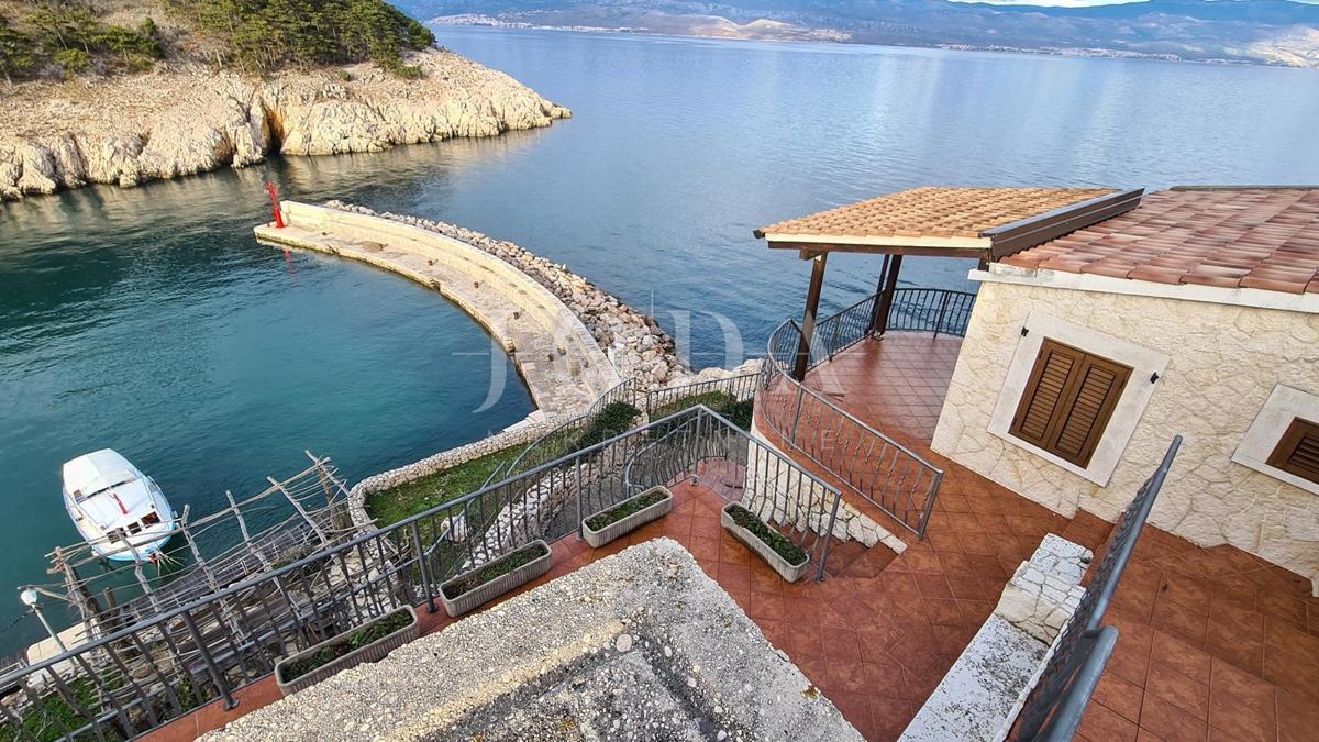 Villa in pietra su scogliera sopra il mare, Vrbnik, isola di Krk
