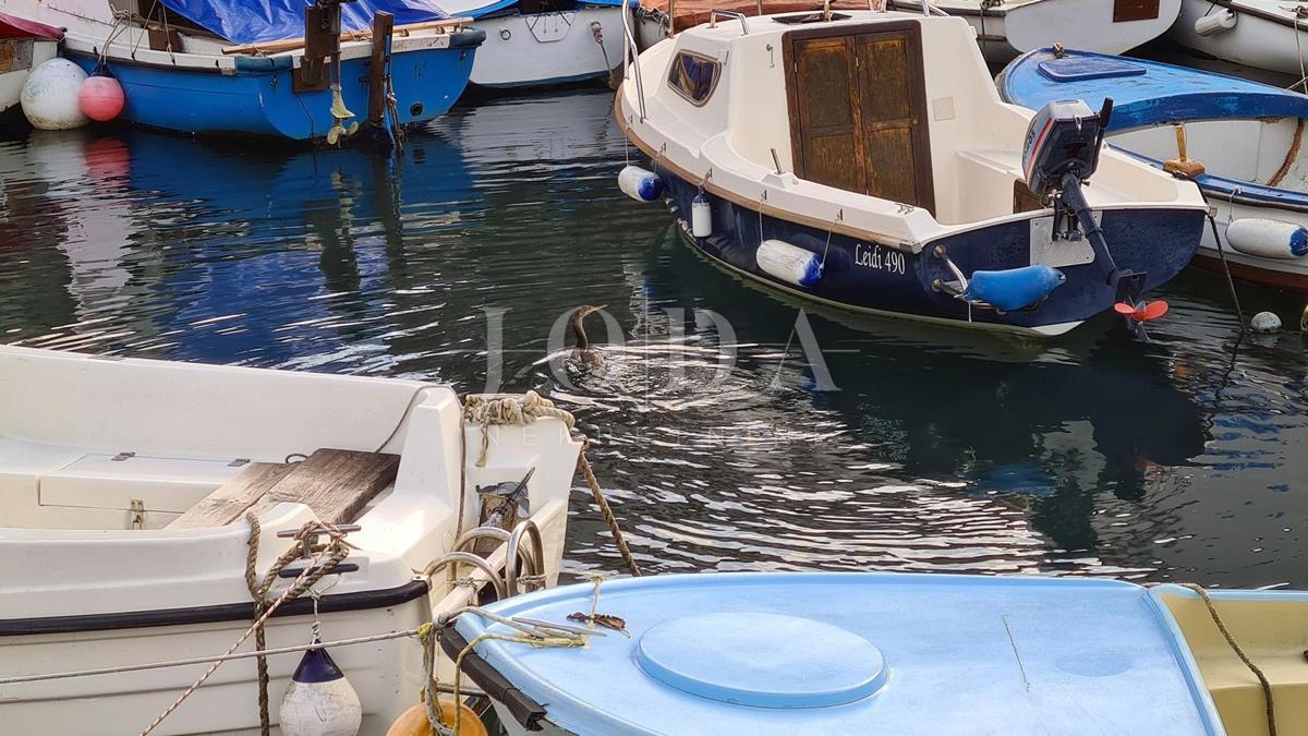 Villa in pietra su scogliera sopra il mare, Vrbnik, isola di Krk