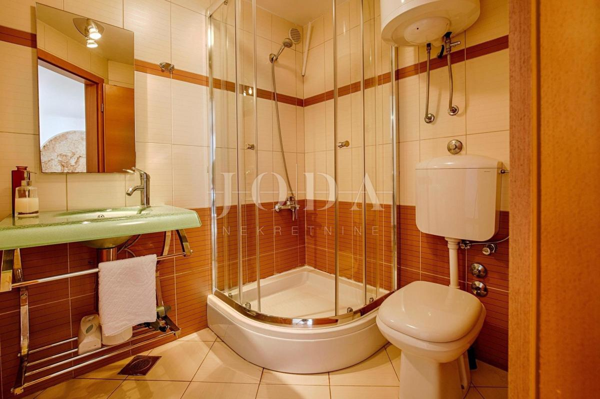 Villa in pietra su scogliera sopra il mare, Vrbnik, isola di Krk