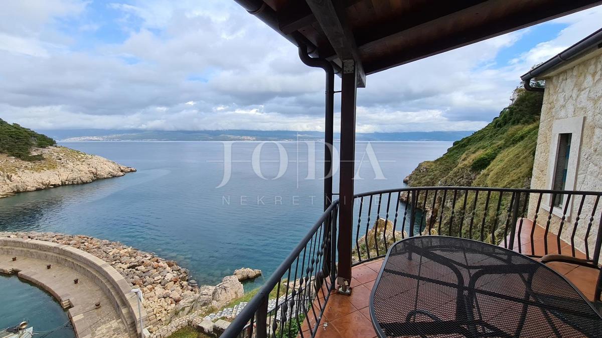 Villa in pietra su scogliera sopra il mare, Vrbnik, isola di Krk