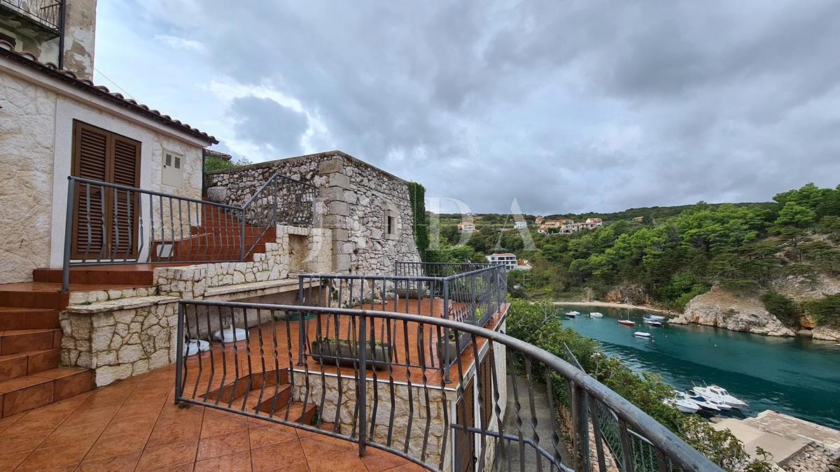 Villa in pietra su scogliera sopra il mare, Vrbnik, isola di Krk