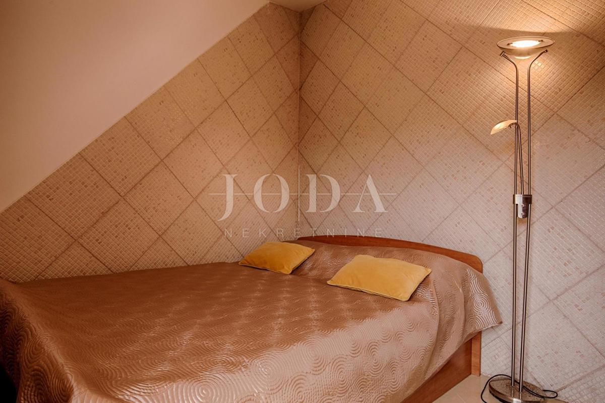 Villa in pietra su scogliera sopra il mare, Vrbnik, isola di Krk