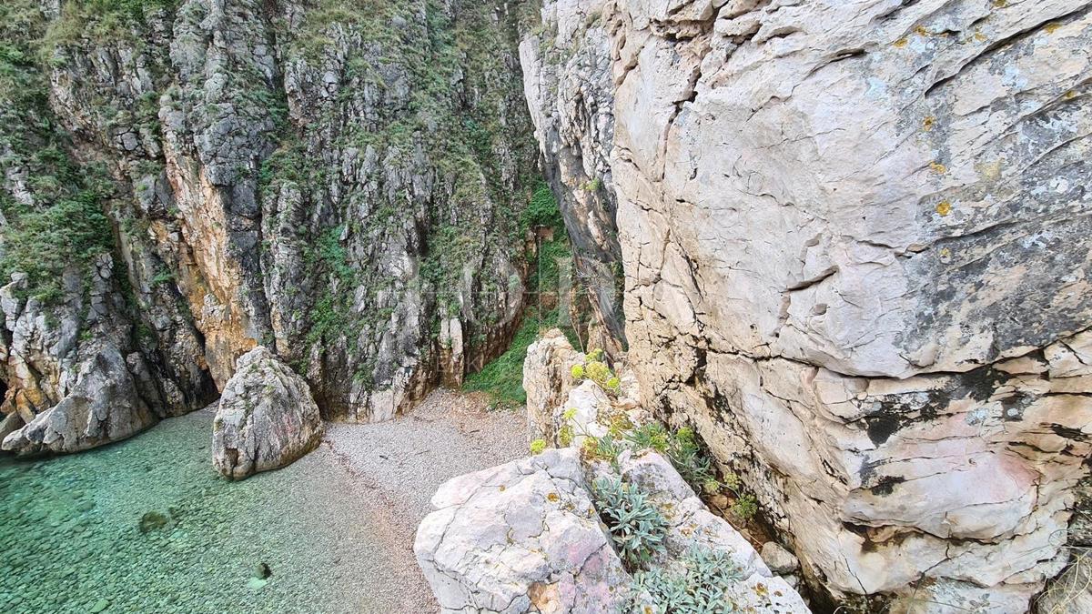 Villa in pietra su scogliera sopra il mare, Vrbnik, isola di Krk