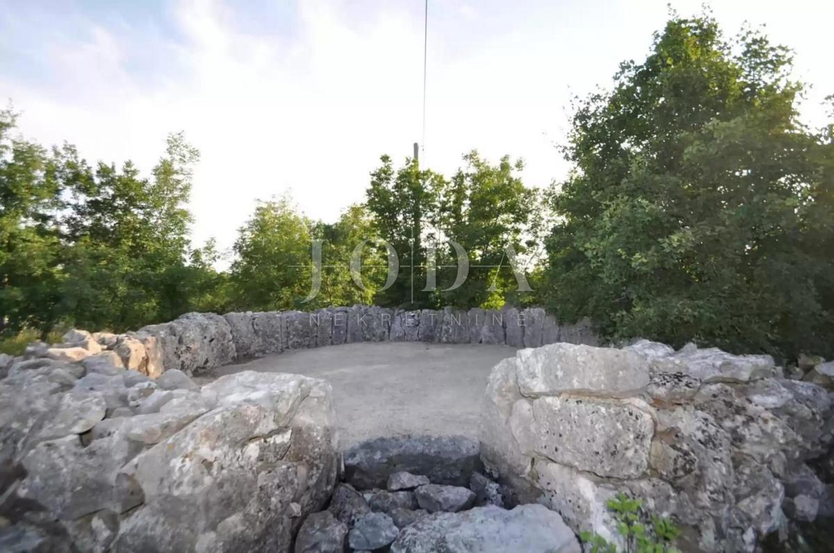 Casa con due appartamenti nella natura, vicino a Vrbnik