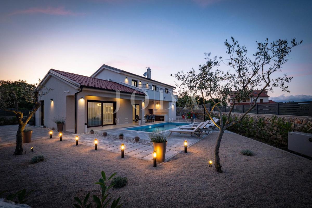 Casa indipendente con piscina in posizione tranquilla