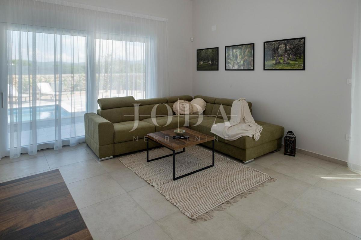 Casa indipendente con piscina in posizione tranquilla