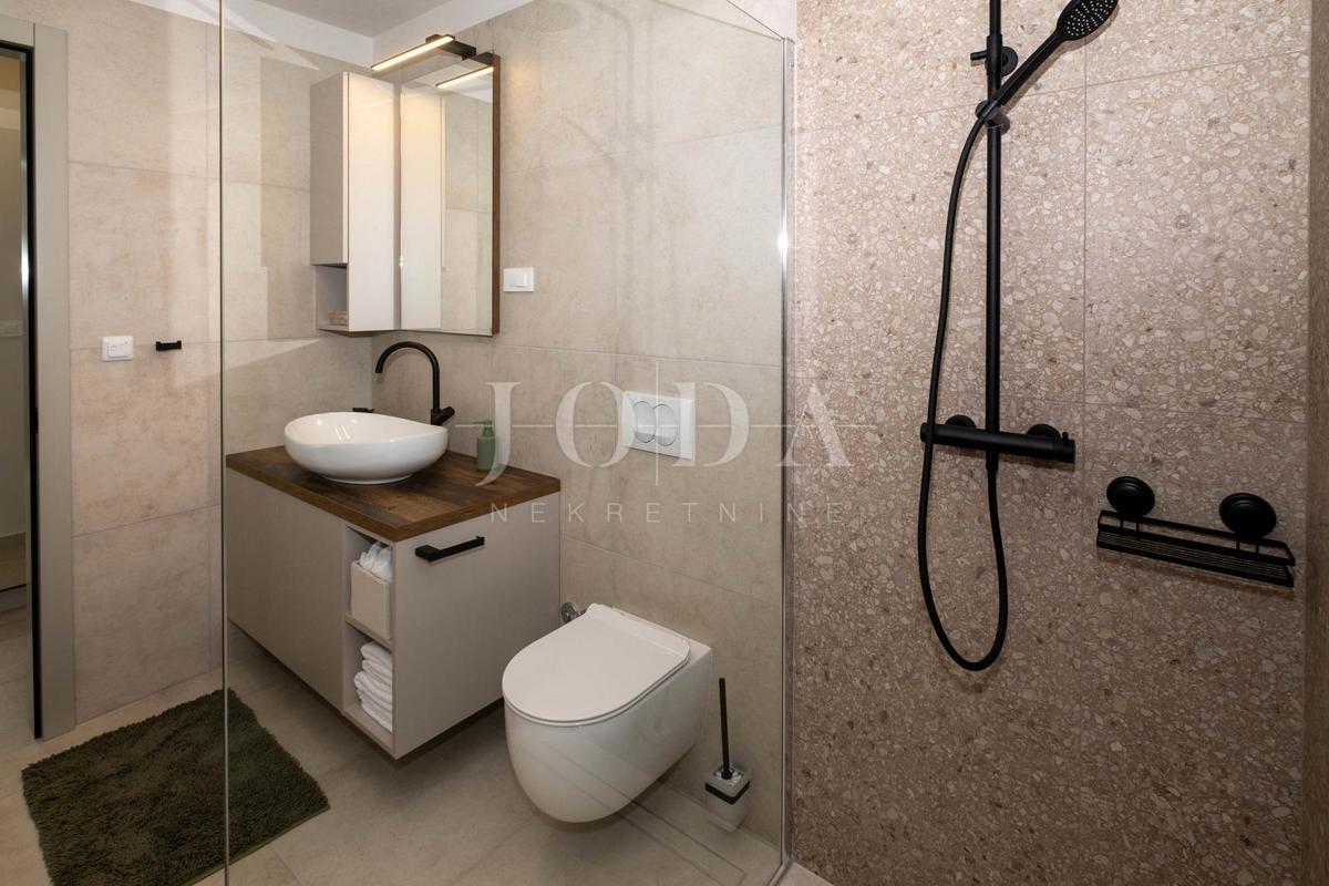 Casa indipendente con piscina in posizione tranquilla