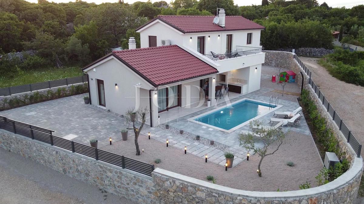 Casa indipendente con piscina in posizione tranquilla