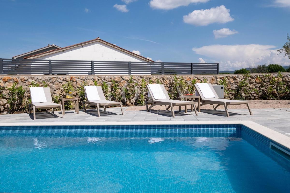 Casa indipendente con piscina in posizione tranquilla