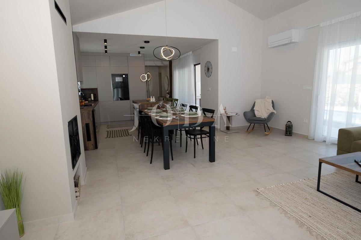 Casa indipendente con piscina in posizione tranquilla