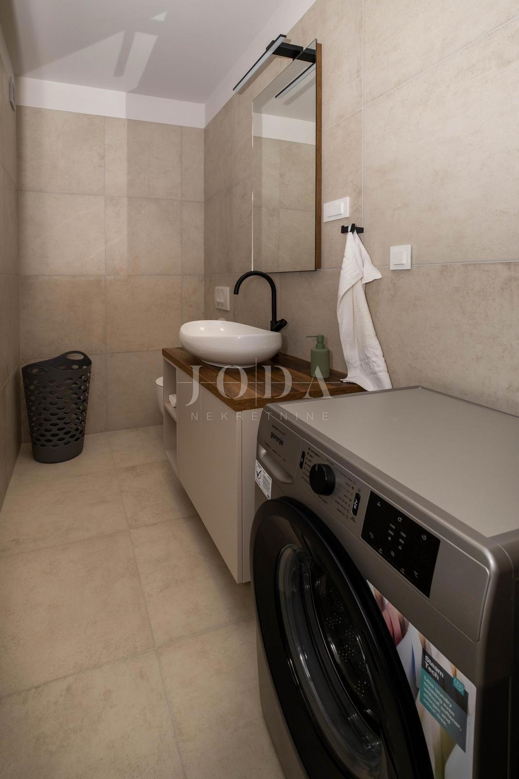 Casa indipendente con piscina in posizione tranquilla