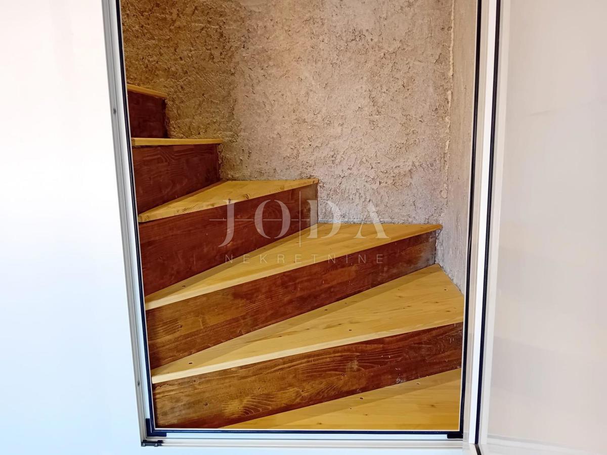 Omišalj, centro storico, casa in pietra 