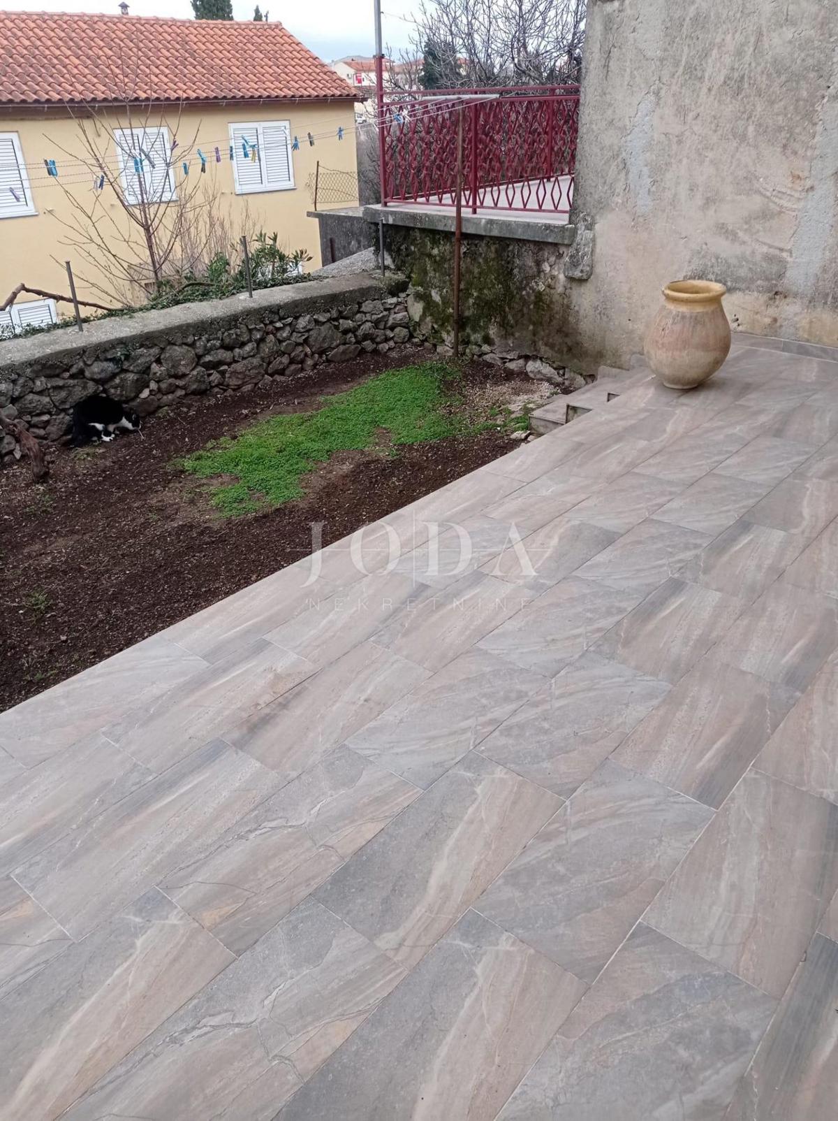 Omišalj, centro storico, casa in pietra 