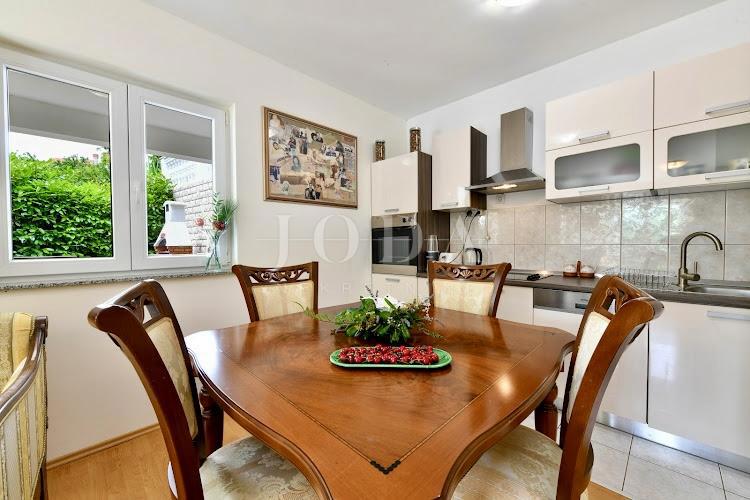Crikvenica - entroterra, casa con tre appartamenti ai margini della cintura verde