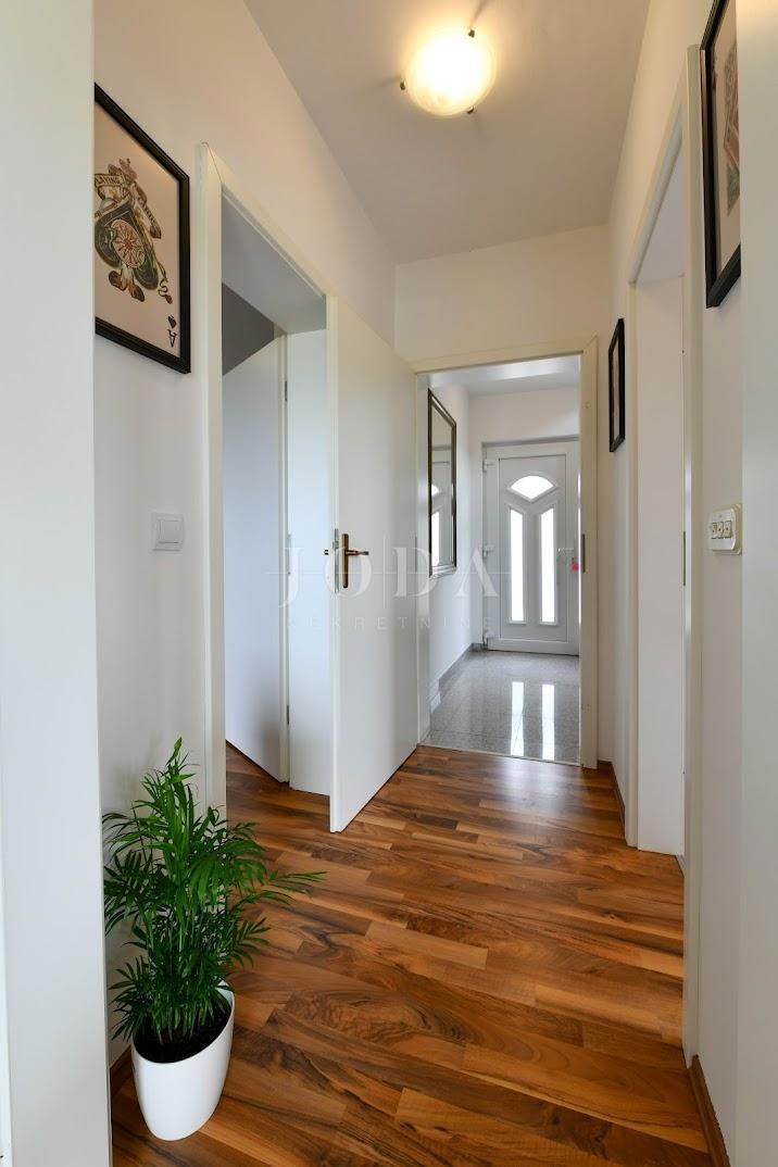 Crikvenica - entroterra, casa con tre appartamenti ai margini della cintura verde