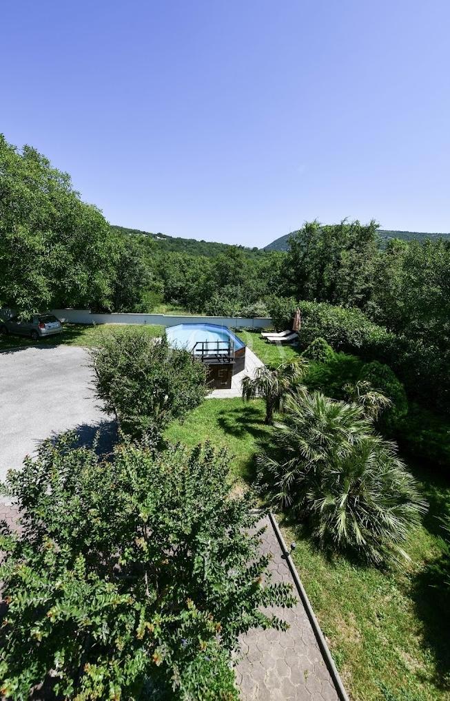 Crikvenica - entroterra, casa con tre appartamenti ai margini della cintura verde