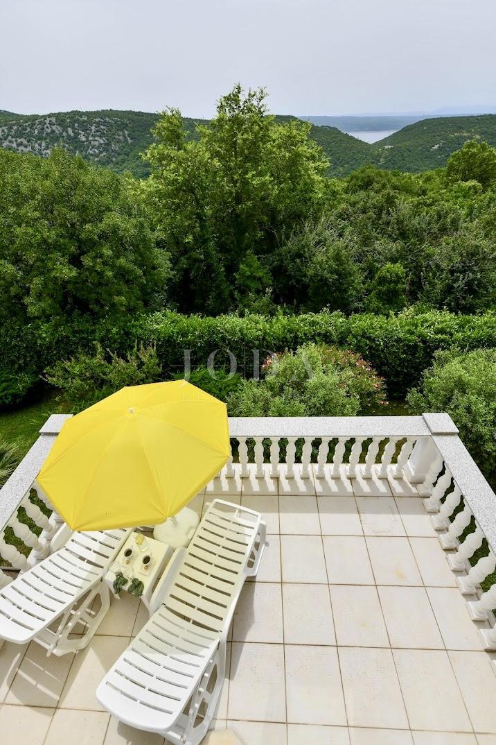 Crikvenica - entroterra, casa con tre appartamenti ai margini della cintura verde