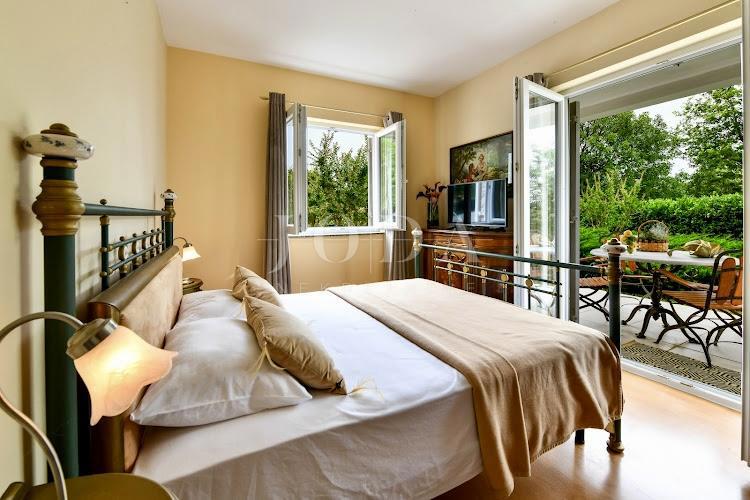 Crikvenica - entroterra, casa con tre appartamenti ai margini della cintura verde