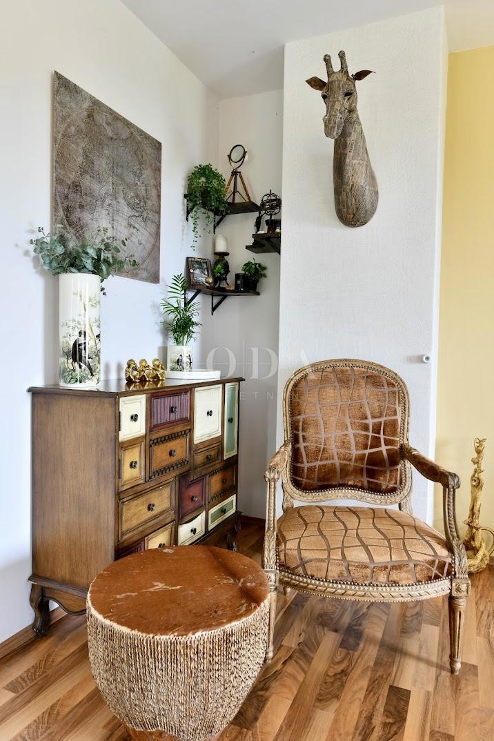 Crikvenica - entroterra, casa con tre appartamenti ai margini della cintura verde