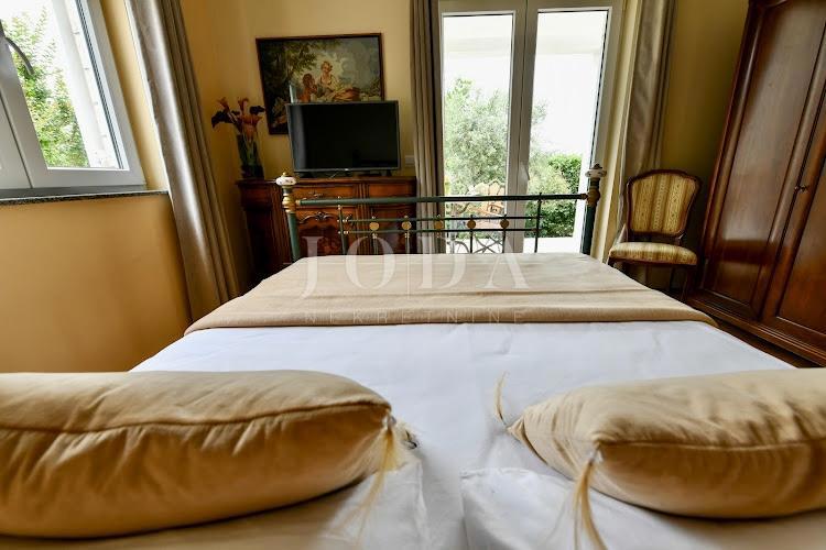 Crikvenica - entroterra, casa con tre appartamenti ai margini della cintura verde