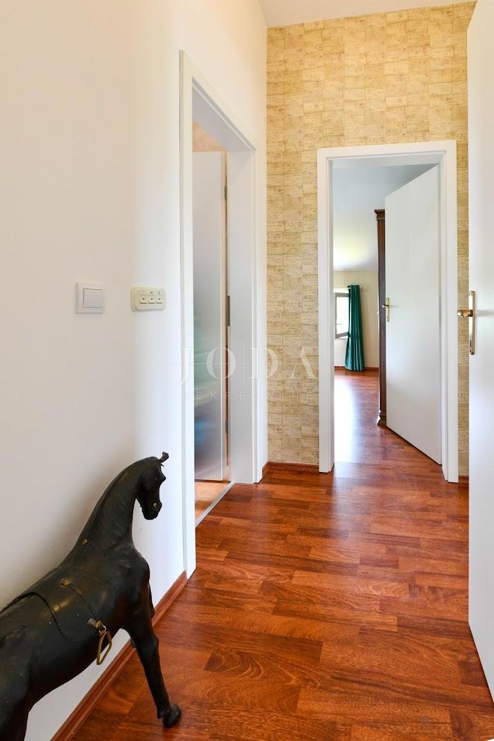 Crikvenica - entroterra, casa con tre appartamenti ai margini della cintura verde