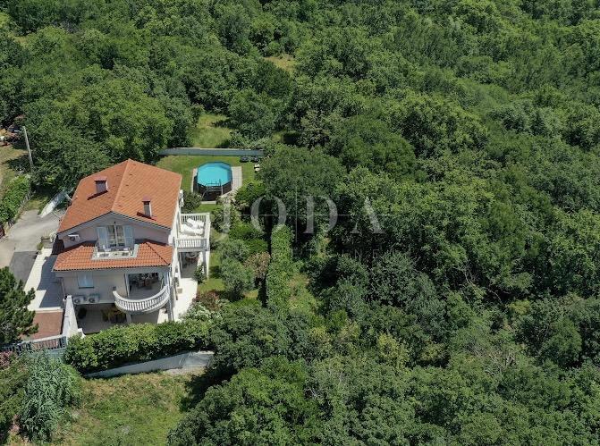 Crikvenica - entroterra, casa con tre appartamenti ai margini della cintura verde