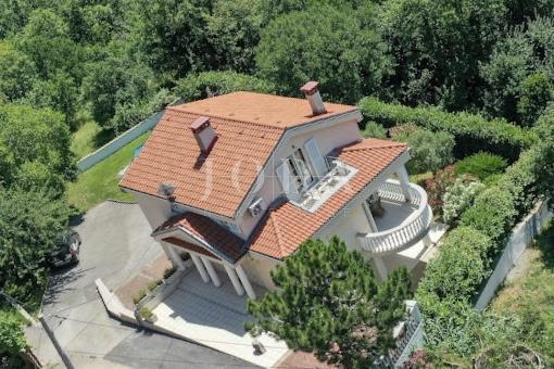 Crikvenica - entroterra, casa con tre appartamenti ai margini della cintura verde