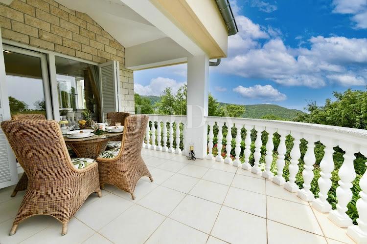 Crikvenica - entroterra, casa con tre appartamenti ai margini della cintura verde