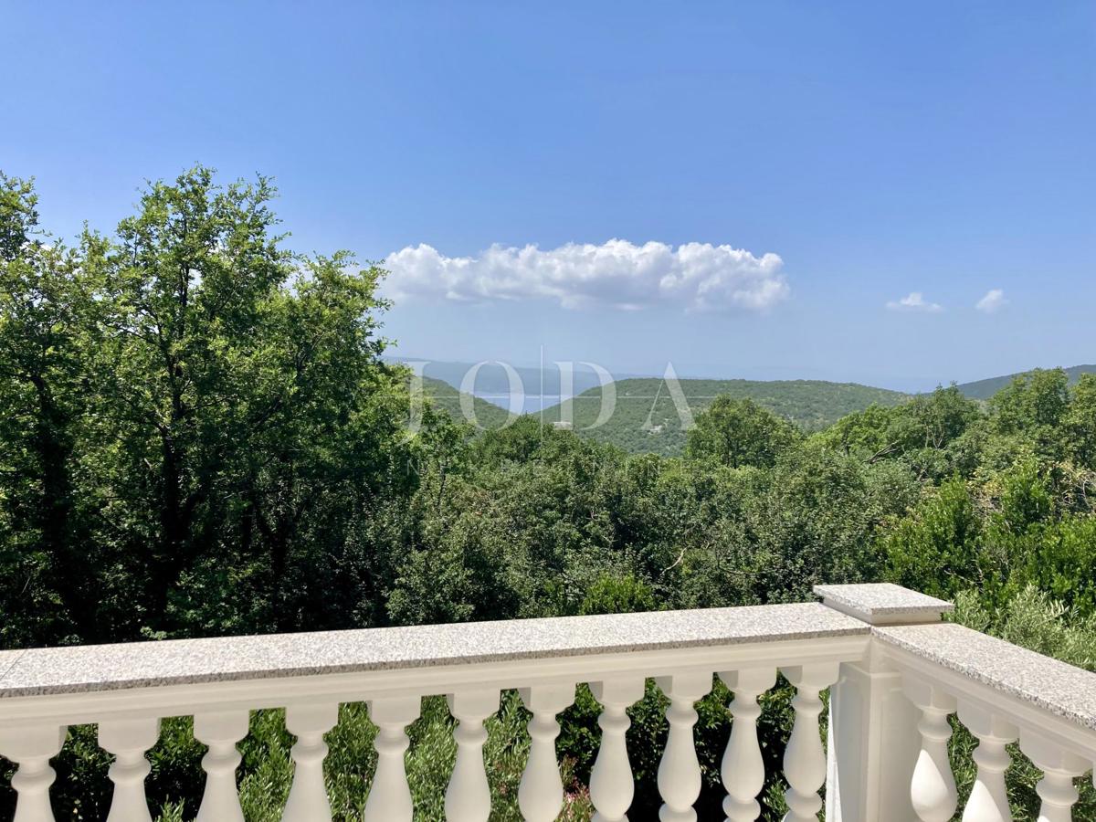 Crikvenica - entroterra, casa con tre appartamenti ai margini della cintura verde