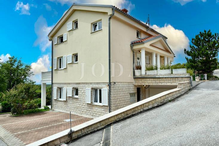 Crikvenica - entroterra, casa con tre appartamenti ai margini della cintura verde